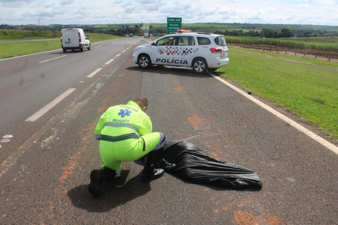 Foto 2 de 3 — Ciclista morre atropelado em rodovia de Matão